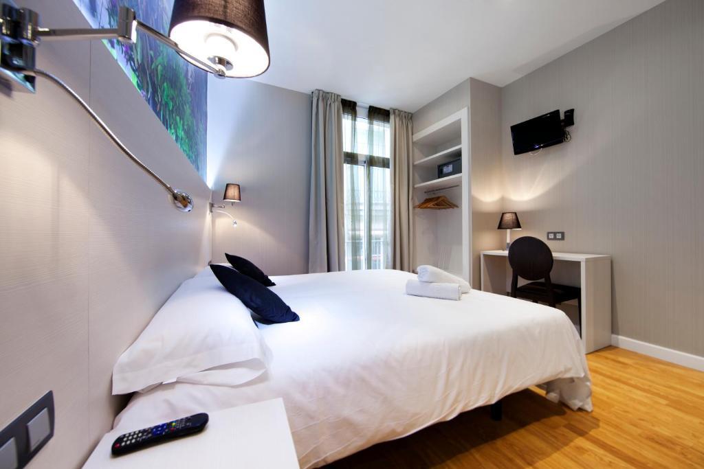 Hostal Bcn Ramblas Барселона Номер фото